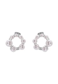 Orecchini a cerchio in argento adornati con perle rosa chiaro di varie dimensioni, che mettono in mostra un design circolare.