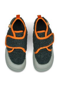 Scarpe morbide di colore verde scuro con cinturini in velcro arancioni e dettagli. Presentano una suola grigia, liscia, con un design arrotondato e un materiale superiore testurizzato.