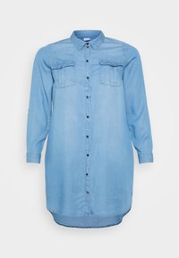 Jasnoniebieska sukienka koszulowa z denimu, z kołnierzykiem, długimi rękawami, zapięciem na guziki i dwoma przednimi kieszeniami. Gładka tekstura z zaokrąglonym dołem.