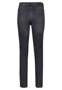 Tmavě modré džíny mají rovný střih, pět kapes a koženou nášivku na zadní straně. Tkanina má hladkou texturu s jemným blednutím.