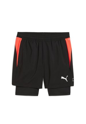 Czarne sportowe szorty z wbudowanymi czarnymi legginsami kompresyjnymi, z czerwonymi bocznymi panelami i białym logo Puma na prawej nodze.