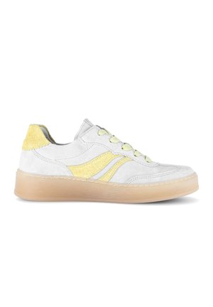 Witte suède sneaker met gele accenten, rubberen zool en vetersluiting, weergegeven in zijaanzicht tegen een witte achtergrond.