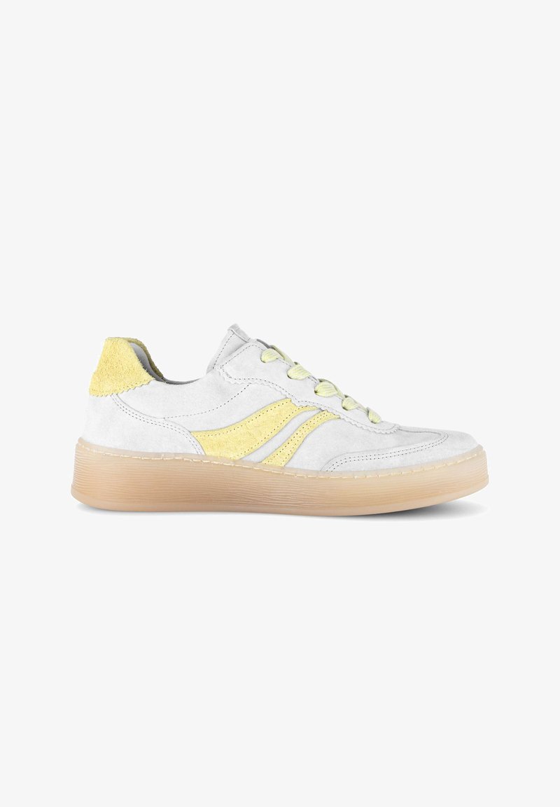 Baskets en daim blanc avec accents jaunes, semelle en caoutchouc et fermeture à lacets, vues de profil sur un fond blanc.