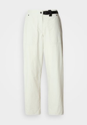 Pantalones blancos de algodón ligeros con un ajuste relajado, que presentan un cinturón negro, bolsillos delanteros y una textura suave.