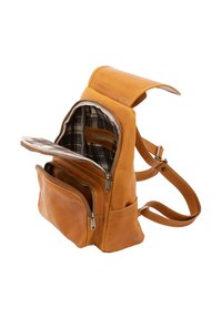 Zaino in pelle color tan con design a pattina, dotato di fodera in tessuto a quadretti, numerose tasche con zip e spallacci regolabili.