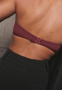 Self. NON PAD WIRED STRAPLESS - Mitmeti kinnitatav / paelteta rinnahoidja - burgundy red