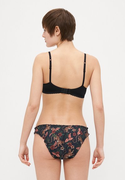 Μαύρο σετ εσωρούχων που περιλαμβάνει ένα υφασμάτινο σουτιέν με λοξές άκρες και μπικίνι με λουλουδάτο μοτίβο σε σκούρους τόνους με ζωικό σχέδιο.