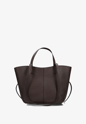 Bruine leren tote bag met een gestructureerde afwerking, voorzien van twee stevige handvatten en een gestructureerde vorm. Zijkanttoegang voor gemakkelijke opening.