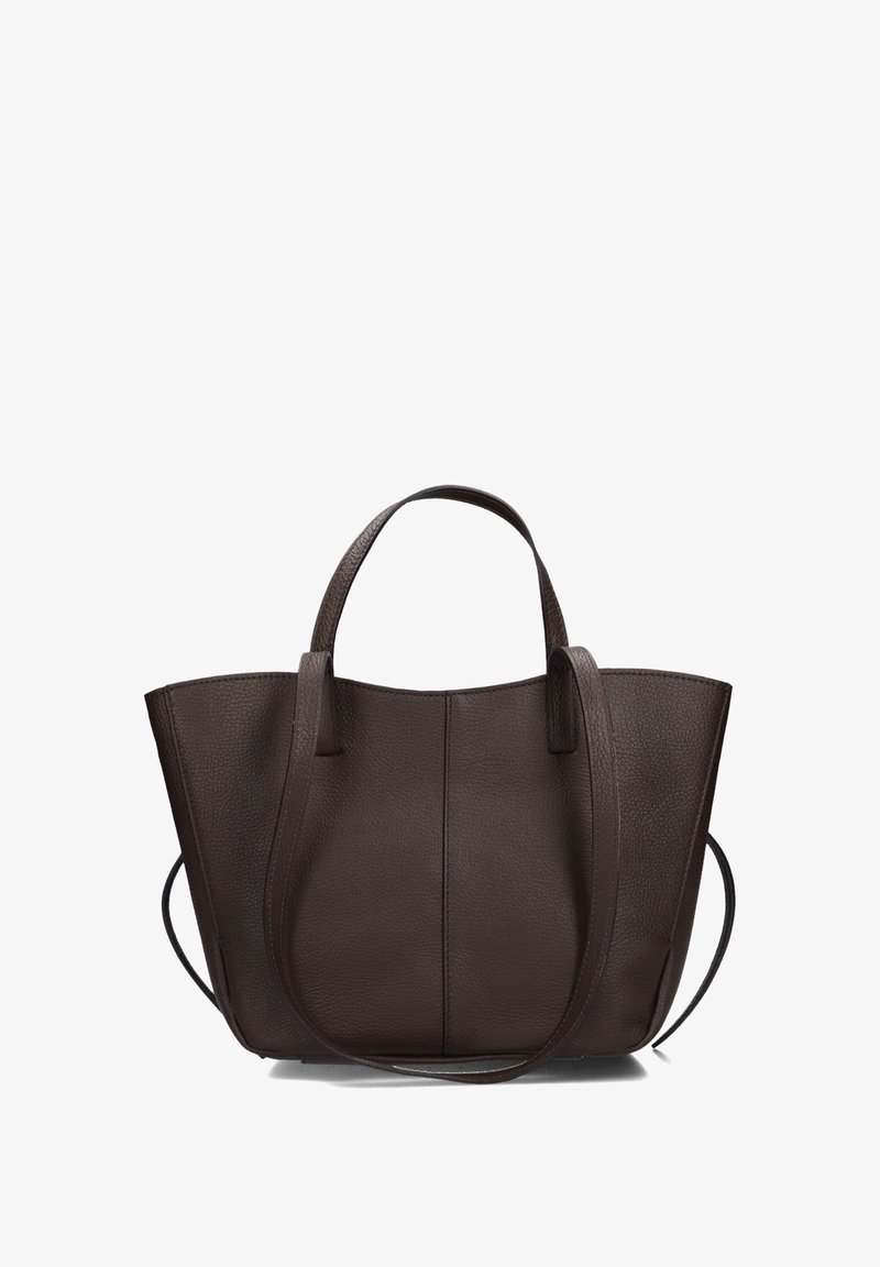 Bruine leren tote bag met een gestructureerde afwerking, voorzien van twee stevige handvatten en een gestructureerde vorm. Zijkanttoegang voor gemakkelijke opening.
