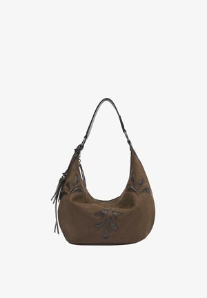 Braune Wildleder-Schultertasche mit dunklen Lederblumen-Ausschnitten und einem schwarzen verstellbaren Riemen mit Quasten-Detail.