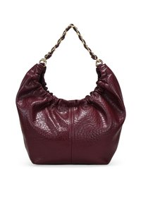 Bolso de mano de cuero burdeos con textura fruncida, forma redondeada y un asa de cadena trenzada en tono dorado. Acabado suave con un patrón sutil.