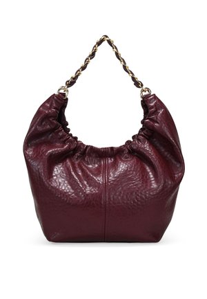 Bolso de mano de cuero burdeos con textura fruncida, forma redondeada y un asa de cadena trenzada en tono dorado. Acabado suave con un patrón sutil.