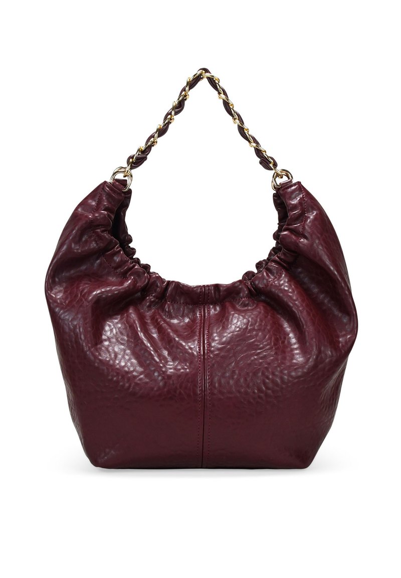 Bolso de mano de cuero burdeos con textura fruncida, forma redondeada y un asa de cadena trenzada en tono dorado. Acabado suave con un patrón sutil.