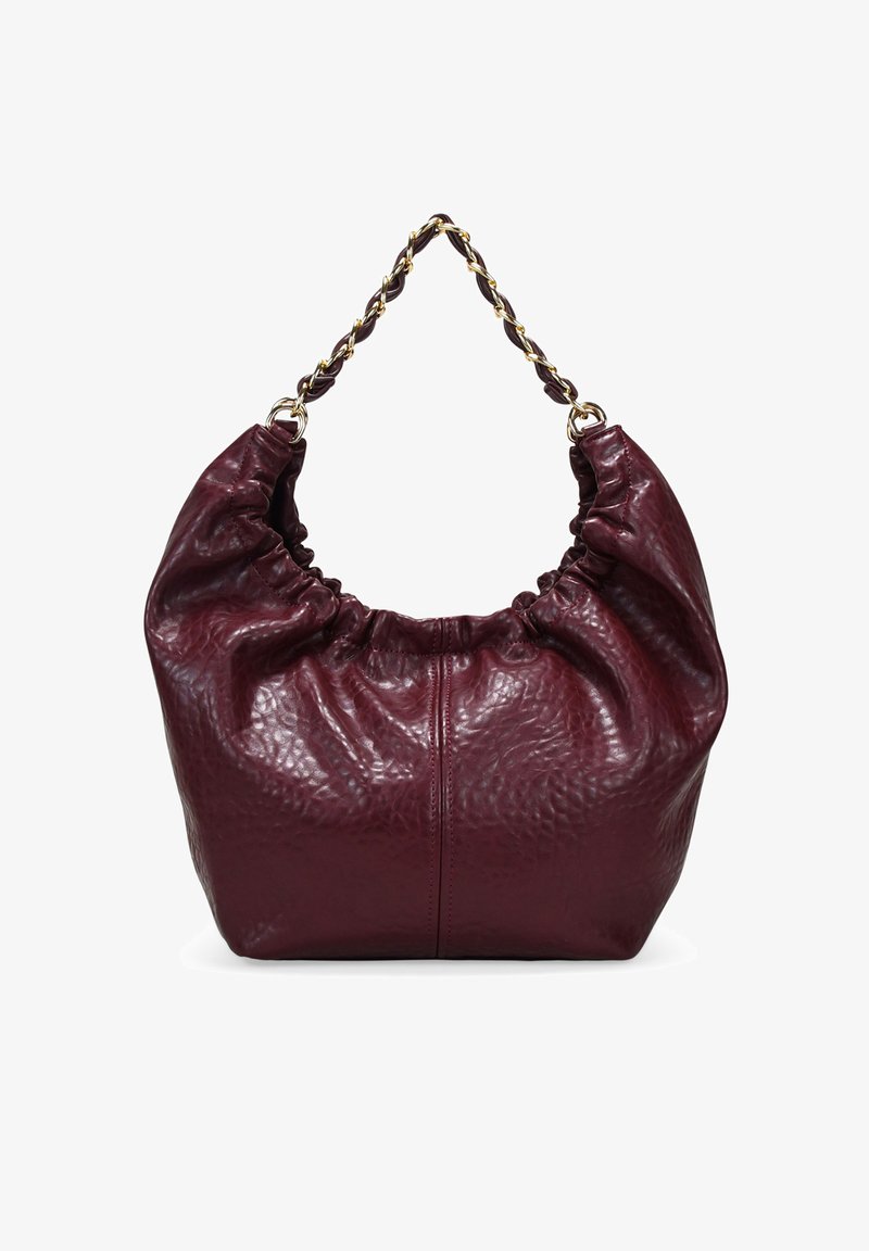 Bolso de mano de cuero burdeos con textura fruncida, forma redondeada y un asa de cadena trenzada en tono dorado. Acabado suave con un patrón sutil.