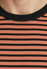 Jack & Jones PREMIUM GESTREIFTES - Camiseta estampada - mecca orange