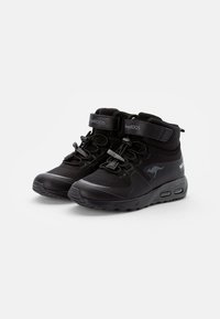 Zwarte high-top sneakers met een synthetisch bovenwerk, elastische veters, klittenband, en een gevoerde zool met luchtventilatie en reflecterende accenten.