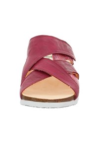 Bordeauxrote Leder-Sandale mit einem Querriemen-Design, offener Zehenpartie und einer hellbraunen Innensohle. Ausgestattet mit einer weißen Gummisohle mit strukturierten Details.