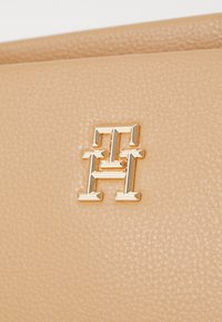 Tommy Hilfiger LEGACY MINI  - Taška s příčným popruhem - khaki