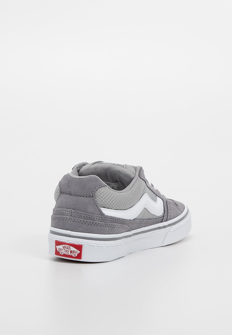 Zapatillas de skate de ante y malla gris con un logo de ola blanco, cuello acolchado y suela de goma blanca. Incluye etiqueta roja "Vans Off the Wall".