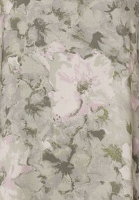 Blumiger Stoff mit einem sanften Muster aus Grau-, Pink- und Grüntönen auf einem hellcremefarbenen Hintergrund; die Textur wirkt glatt.