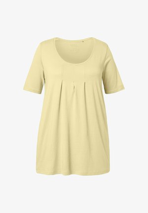Lichtgeel dameshirt met korte mouwen, ronde halslijn en drie verticale plooien onder de borst, afgebeeld tegen een effen achtergrond.