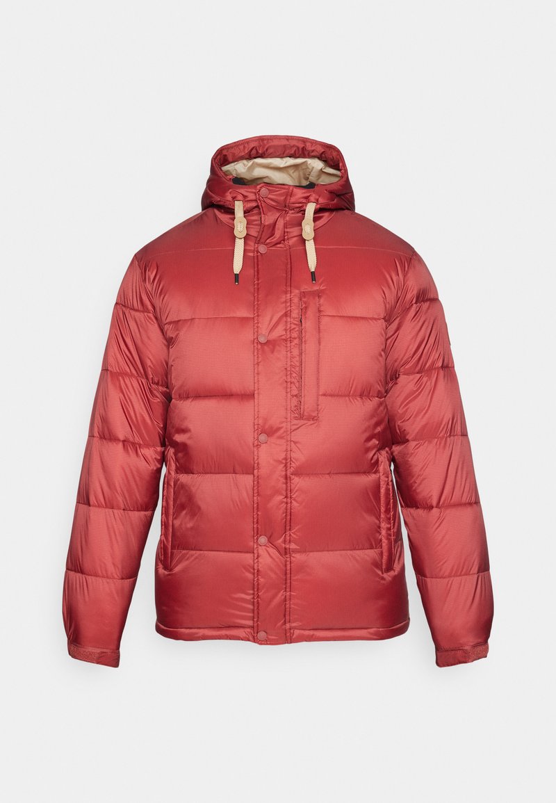 Rote Daunenjacke mit einem gesteppten Design, Kapuze und beigen Zugbändern. Verfügt über Druckknöpfe und eine Fronttasche; glatte, glänzende Oberfläche.