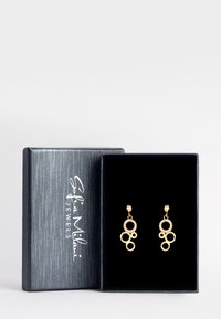 Guld dråbeøreringe med indbyrdes sammenkoblede cirkulære designs, med en struktureret overflade og en lille accent af klare sten, præsenteret i en sort æske.