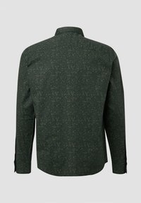 Chemise à manches longues en tissu vert foncé avec un motif texturé subtil et des fentes latérales, dotée d'un col standard et de poignets boutonnés.