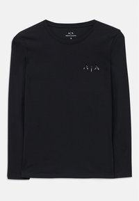 Schwarzes Langarmshirt aus weichem Baumwollstoff mit rundem Ausschnitt; verfügt über ein kleines, gedrucktes Logo auf der linken Brustseite.
