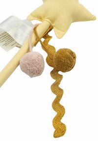 Žltá hviezdová palička so zlatou vlnitou stuhou a dvoma textúrovanými brmbolcami (ružovým a hnedým) pripevnenými. Mäkká tkanina a hravé dizajnové prvky.