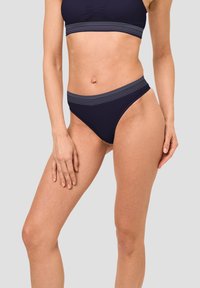 Marineblaues Zweiteiler-Bikini-Set mit einem enganliegenden Oberteil und einem breiten gestreiften Band sowie einem hoch geschnittenen Unterteil mit tonalen Streifenakzenten. Glatte Textur.
