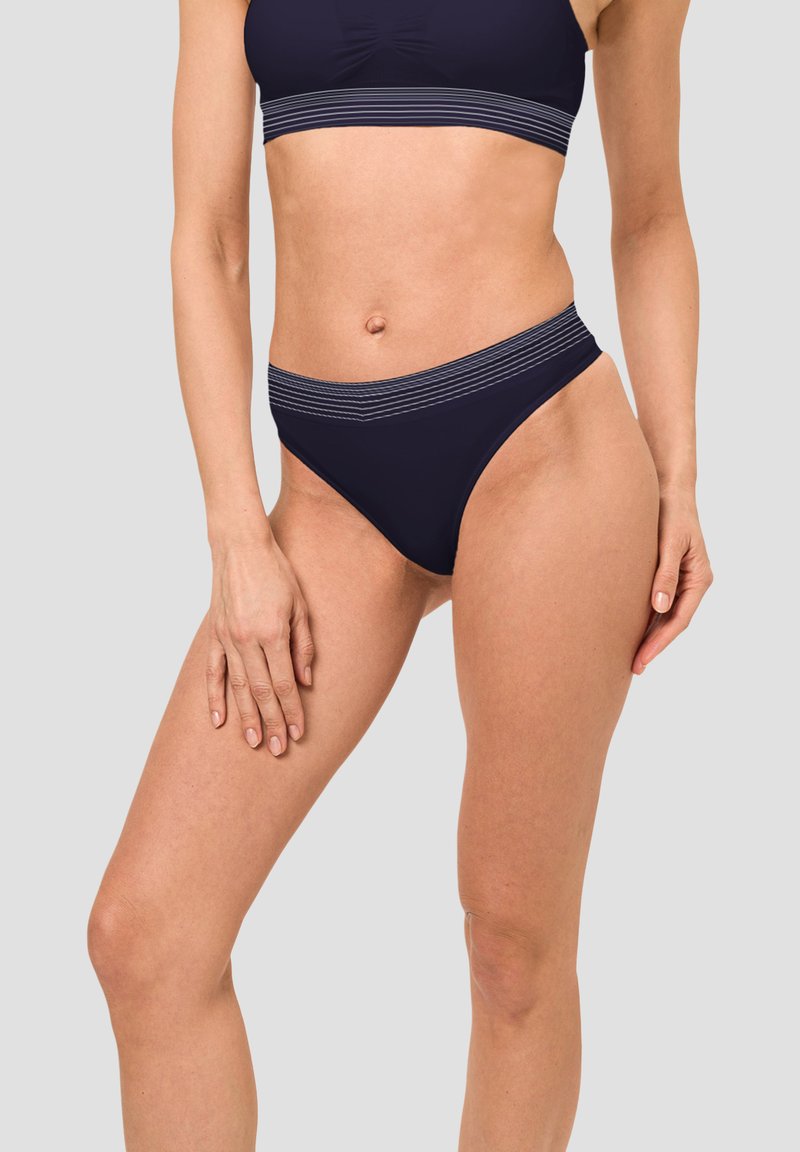 Marineblaues Zweiteiler-Bikini-Set mit einem enganliegenden Oberteil und einem breiten gestreiften Band sowie einem hoch geschnittenen Unterteil mit tonalen Streifenakzenten. Glatte Textur.