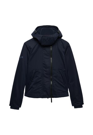 Marineblå hættejakke med frontlynlås, to skrå lommer, ribstrikkede ærmegab og "Superdry"-logo på nakkelappen og venstre ærme.