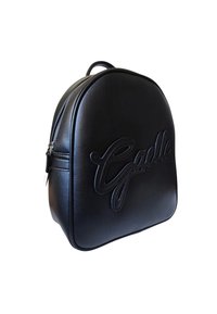 Zaino in finta pelle nera dalla forma arrotondata, con logo impresso sul fronte e chiusura a cerniera singola lungo la parte superiore.