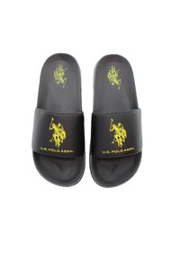 Svarta plasttofflor med en gul polo spelare logotyp och texten "U.S. Polo Assn." på remmen. Lämpliga för avslappnad användning.