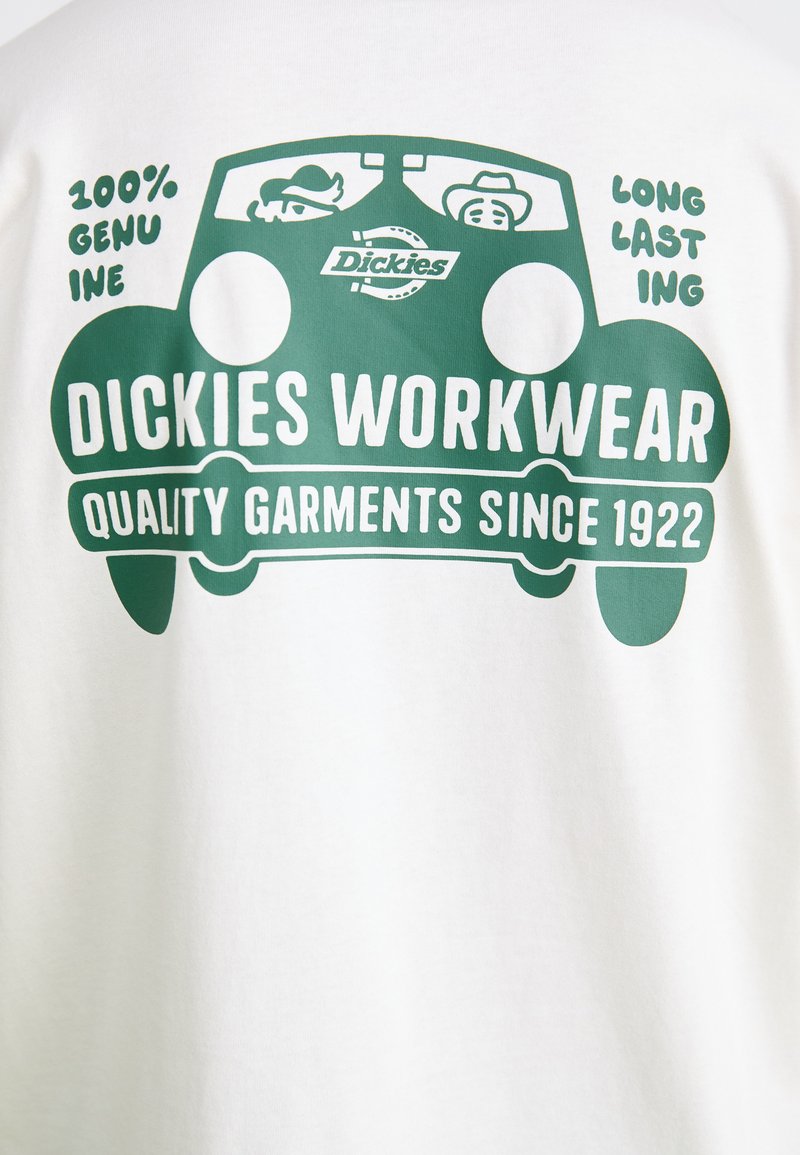 T-shirt bianco in cotone con una grafica verde di un'auto e due personaggi, con il testo "Dickies Workwear" e "Quality Garments Since 1922."