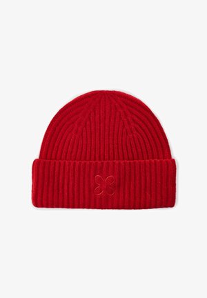 Rode geribbelde gebreide beanie met een omgevouwen boord en een klein geborduurd bloemdetail in een bijpassende kleur. Zacht, textuurstof.