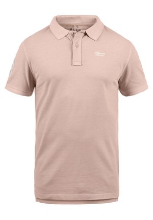 Svijetlo ružičasta polo majica od pamuka, s plaketom na dva dugmeta, kratkim rukavima i malim logotipom na prsima. Uključuje zakrpu na rukavu.