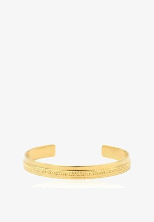 Bracelet manchette ouvert ton doré avec un motif double ligne texturé le long du bord extérieur, présenté sur fond blanc.