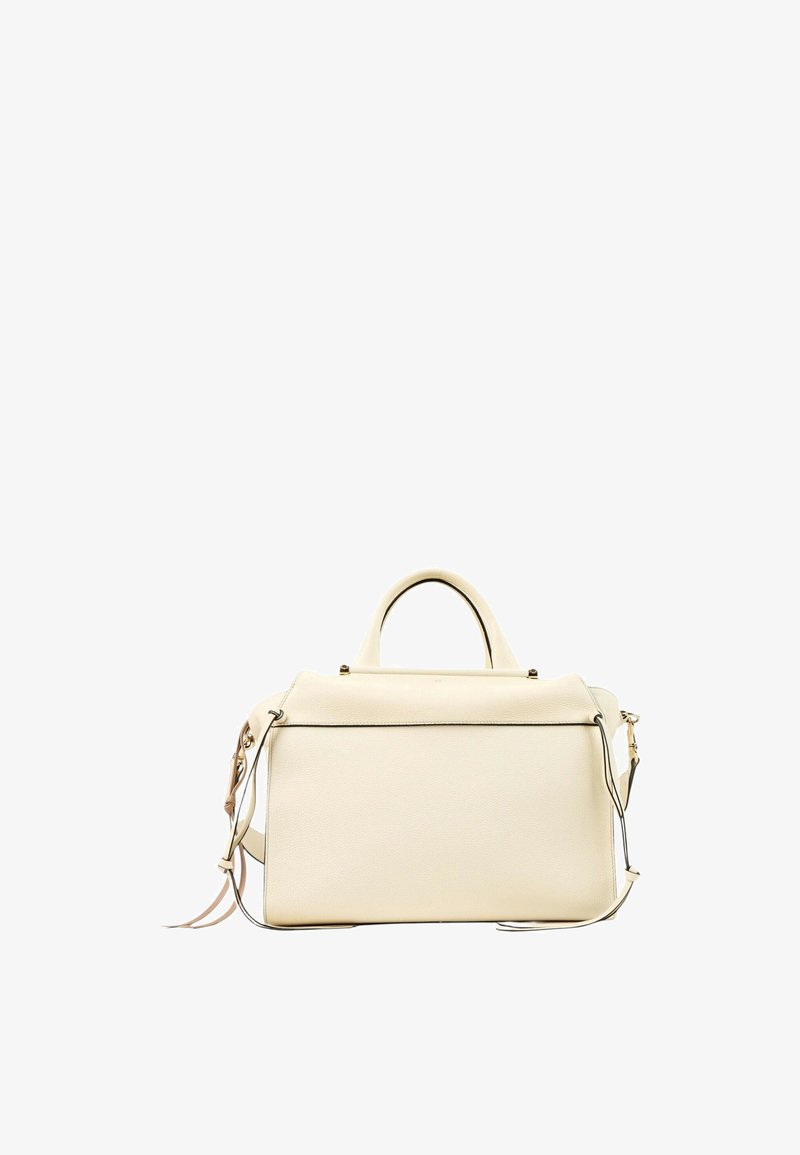 Sac à main rectangulaire en cuir couleur crème avec poignée supérieure et bandoulière réglable sur fond blanc.