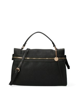 Sac à main en cuir noir au design structuré, avec une poignée supérieure et une bandoulière amovible. Présente des accents en zip dorés et un charm de marque.