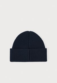 Gorro de punto azul marino con textura acanalada, que presenta un dobladillo y un ligero pico en la parte superior. Fabricado con una tela suave y flexible.