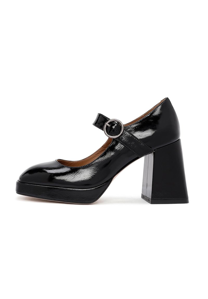 Escarpins en cuir verni noir de type Mary Jane avec un bout rond, une bride à boucle circulaire et un talon carré épais. Détail texturé sur la semelle.