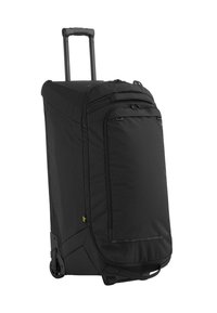 Wielbare duffel bag in het zwart, gemaakt van duurzaam materiaal met een gestructureerd oppervlak, beschikt over een uitschuifbare handgreep en een grote frontzak.