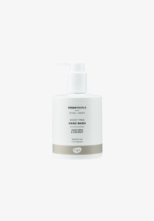 Geruchsfreies Händedesinfektionsmittel in einer eleganten weißen Pumpflasche. Mit einem minimalistischen grauen Etikett und schwarzen Schriftzügen, das die Inhaltsstoffe hervorhebt: Aloe Vera und Kokosnuss.