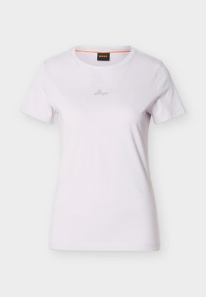 Λευκό κοντομάνικο T-shirt με στρογγυλή λαιμόκοψη, μικρό λογότυπο σε καλλιγραφικά γράμματα στο κέντρο του στήθους και μαύρη ετικέτα με πορτοκαλί ραφή στο εσωτερικό του γιακα.