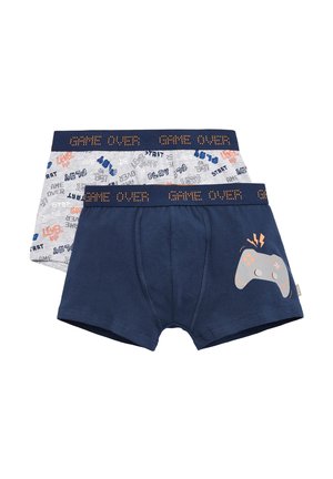 Dos pares de calzoncillos de niño: uno en color azul marino con un gráfico de un control de videojuegos y una banda elástica, y otro en gris con patrones de texto coloridos relacionados con los videojuegos.