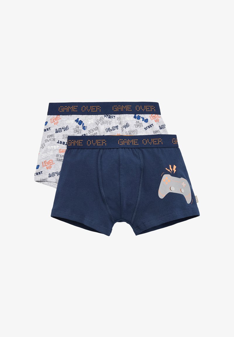 Dos pares de calzoncillos de niño: uno en color azul marino con un gráfico de un control de videojuegos y una banda elástica, y otro en gris con patrones de texto coloridos relacionados con los videojuegos.
