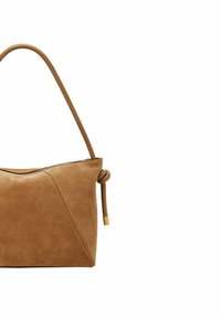 Suede-brun handväska med en böjd form, en lång rem och en knuten dekoration. Den har subtila sömmar och en dragkedja upptill.