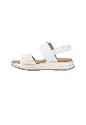 Sandale blanche pour femme avec une semelle plateforme basse, un bout ouvert, une bride avant tressée et une bride arrière ajustable sur fond blanc.